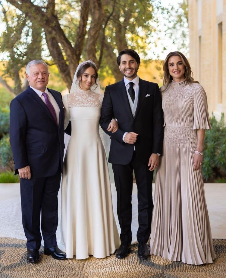 Os noivos e os pais da noiva, o rei Abdullah II e a rainha Rania — Foto: Reprodução/Redes sociais