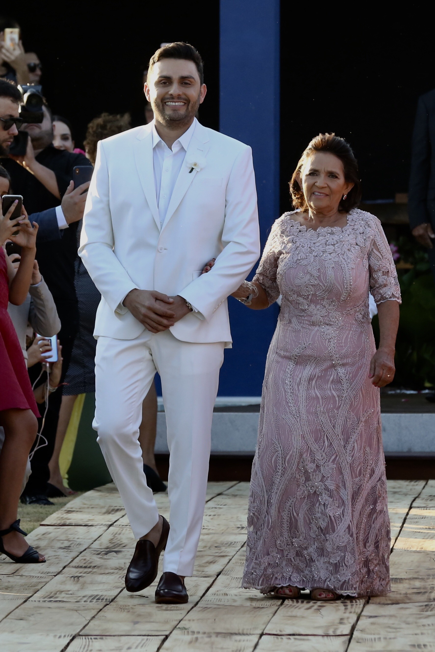 Resultado de imagem para Cantor Mano Walter e ex-miss DÃ©bora Silva se casam e reÃºnem famosos