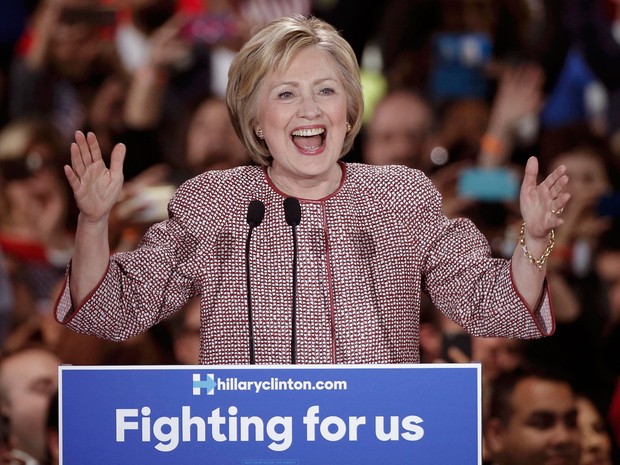 Hillary Clinton celebra sua vitória na primária democrata de Nova York, na noite de terça (19) (Foto: Reuters/Mike Segar)