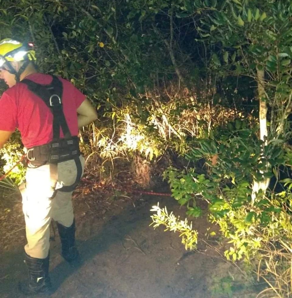 Bombeiros trabalham cerca de 10 horas para retirar corpo de fenda com mais de 40 metros de profundidade — Foto: Bombeiros 