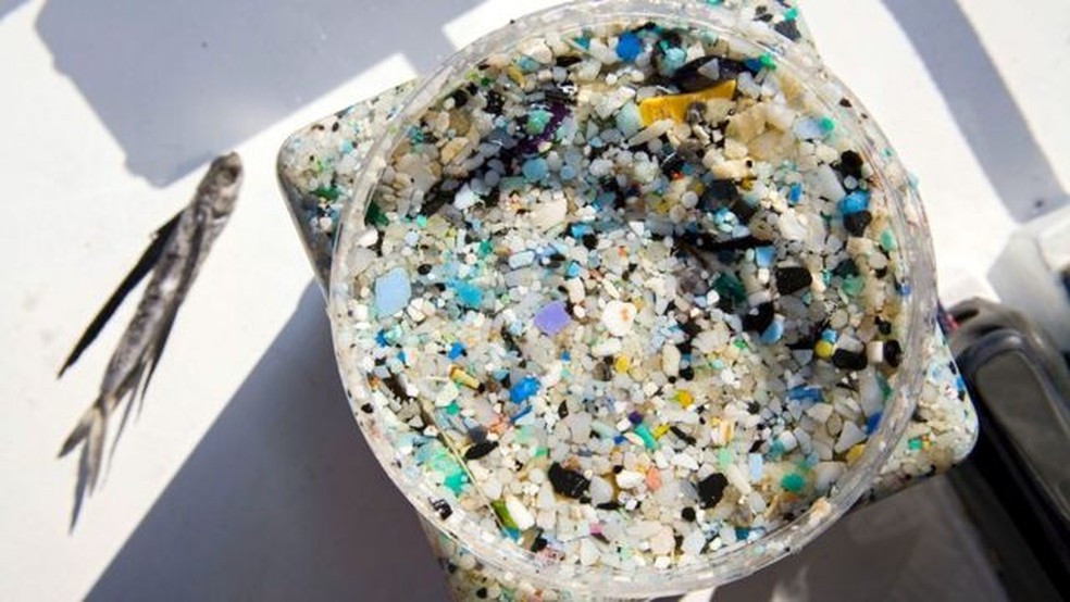 O plástico que fica à deriva decompõe-se em microplásticos menores, que já foram encontrados na areia da praia em todo o mundo — Foto: Alamy
