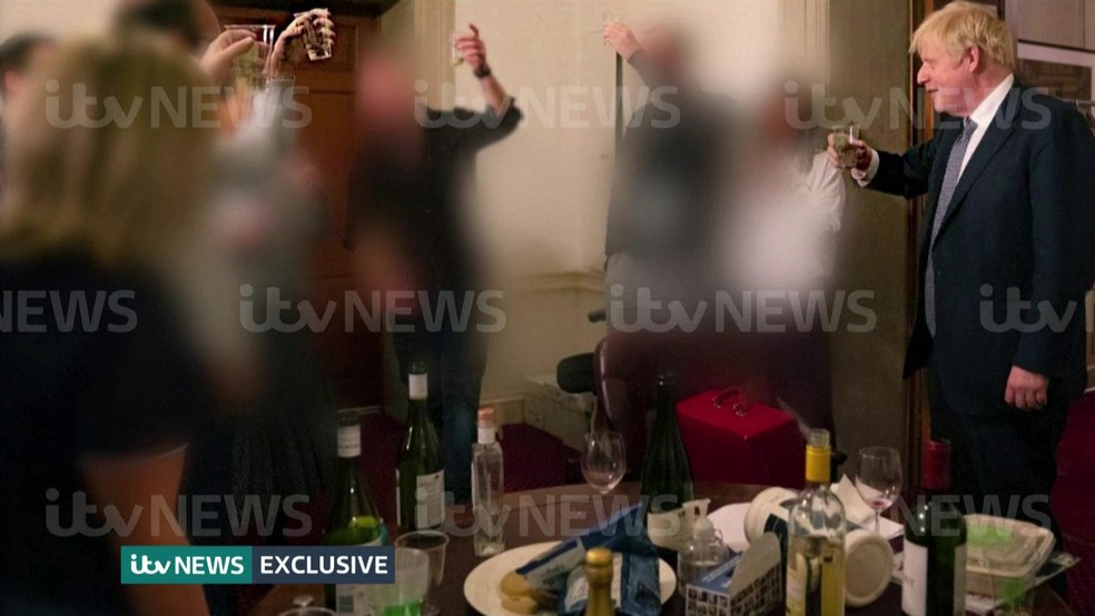 Imagens mostram o primeiro-ministro do Reino Unido, Boris Johnson, sem máscara, em festa no gabinete do governo durante o lockdown da Covid-19 em Londres — Foto: ITV News via Reuters