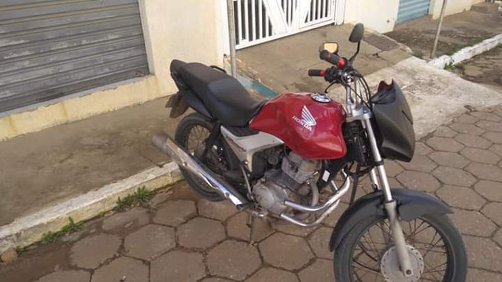 Suspeito foi encontrado com a motocicleta da vÃ­tima â€” Foto: PolÃ­cia Civil/DivulgaÃ§Ã£o