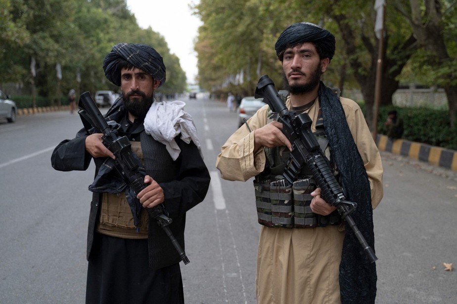 Soldados do Talibã fazem segurança do antigo palácio presidencial, em Cabul, durante reunião