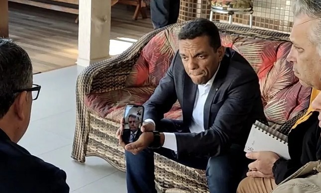 Bolsonaro faz vídeo chamada com família de militante do PT morto por bolsonarista em Foz do Igraçu. 
