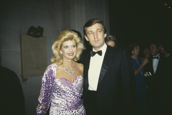 Donald Trump e Ivana Trump quando ainda estavam casados, em foto de evento em Nova York em dezembro de 1985 (Foto: Getty Images)