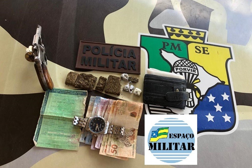 Drogas e dinheiro foram apreendidos com o suspeito no Bairro Santa Maria — Foto: PMSE/Divulgação
