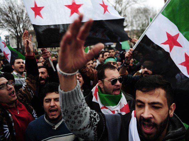 Sírios e turcos protestam contra o regime de Bashar al-Assad em Istambul, no domingo (15) (Foto: AFP Photo/Ozan Kose)