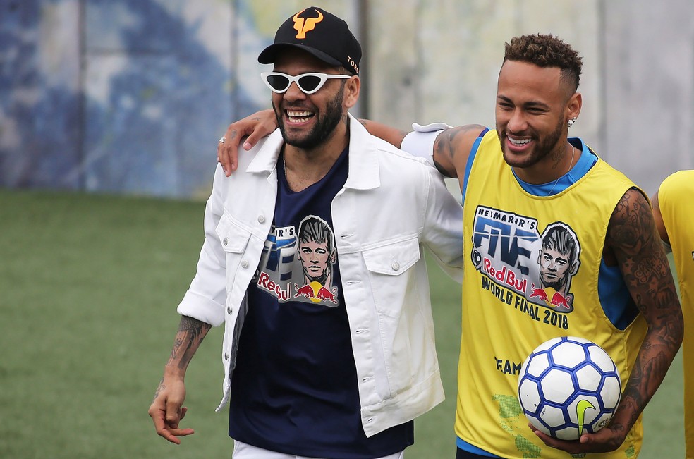 Neymar com Daniel Alves (Foto: Amanda Perobelli / Reuters)