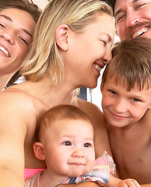 A atriz Kate Hudson com o namorado e os três filhos dela (Foto: Instagram)