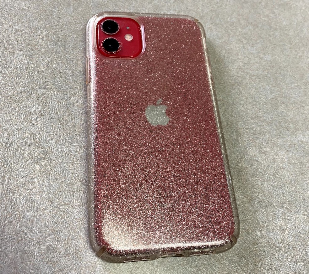 O iPhone 11 recuperado estava protegido apenas por capa de silicone — Foto: Reprodução/MacRumors