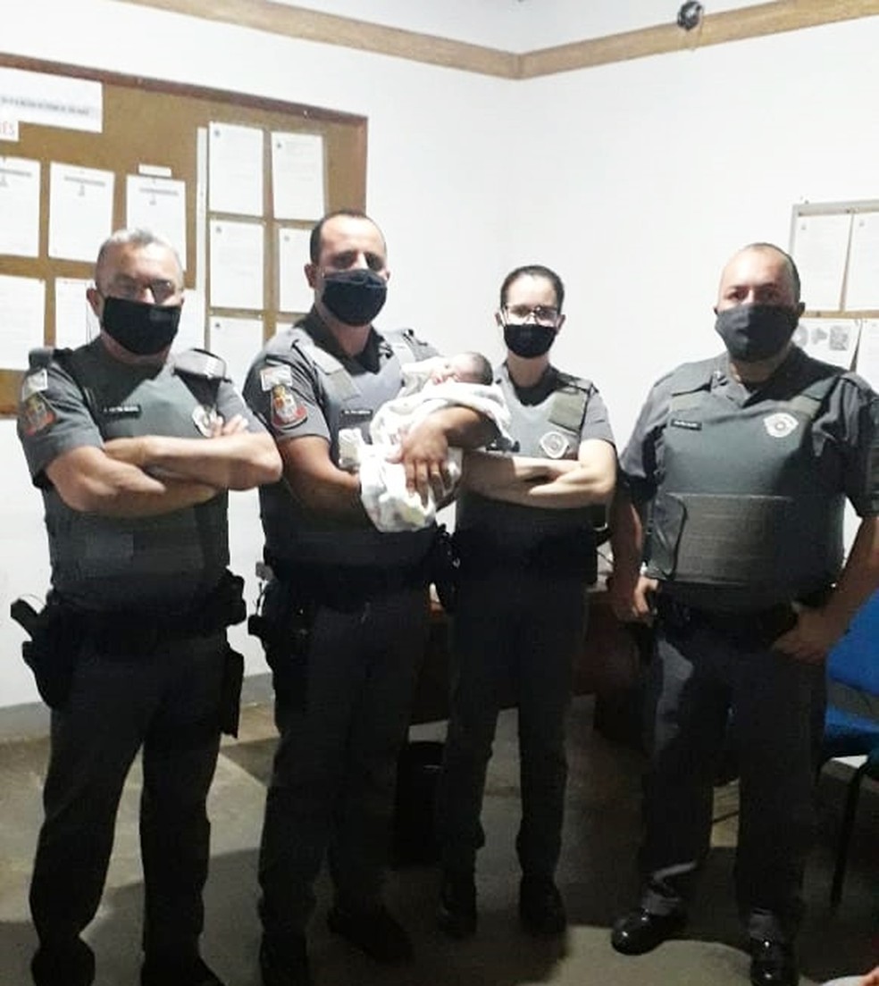 Beb&ecirc; rec&eacute;m-nascido &eacute; salvo por PMs ap&oacute;s se engasgar com medicamento em Cap&atilde;o Bonito &mdash; Foto: Pol&iacute;cia Militar/Divulga&ccedil;&atilde;o