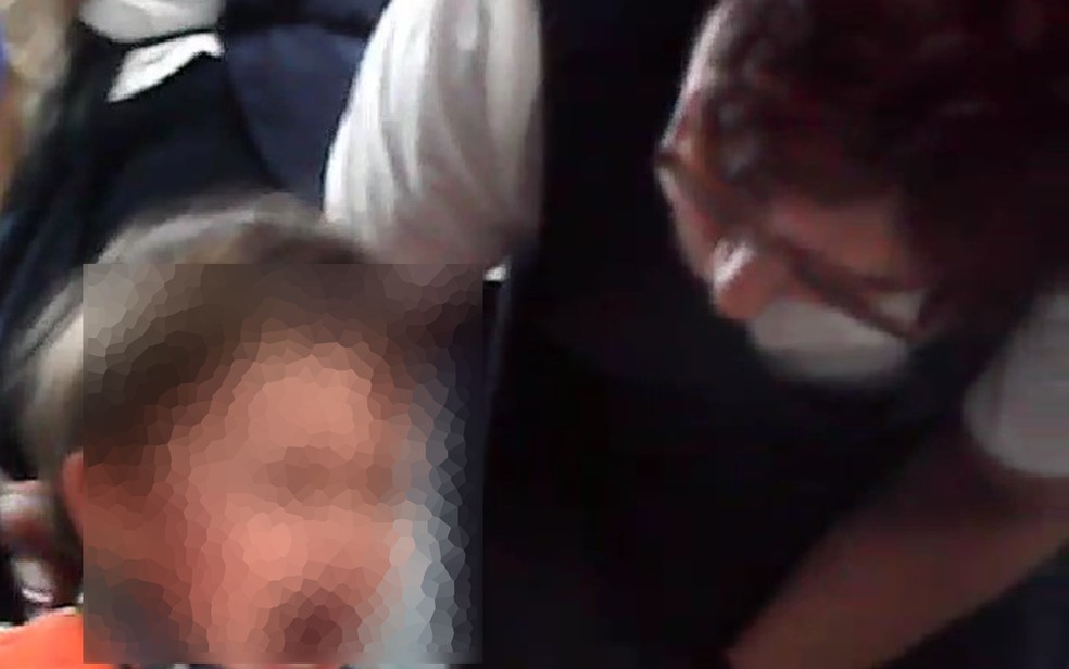 Criança de 1 ano é obrigada a engolir comida em vídeo feito por professores de escola particular — Foto: Arquivo Pessoal