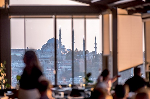 Mesquita Rütempasa vista do restaurante do hotel Radisson Blu, em Istambul  (Foto: Daniel Aratangy)