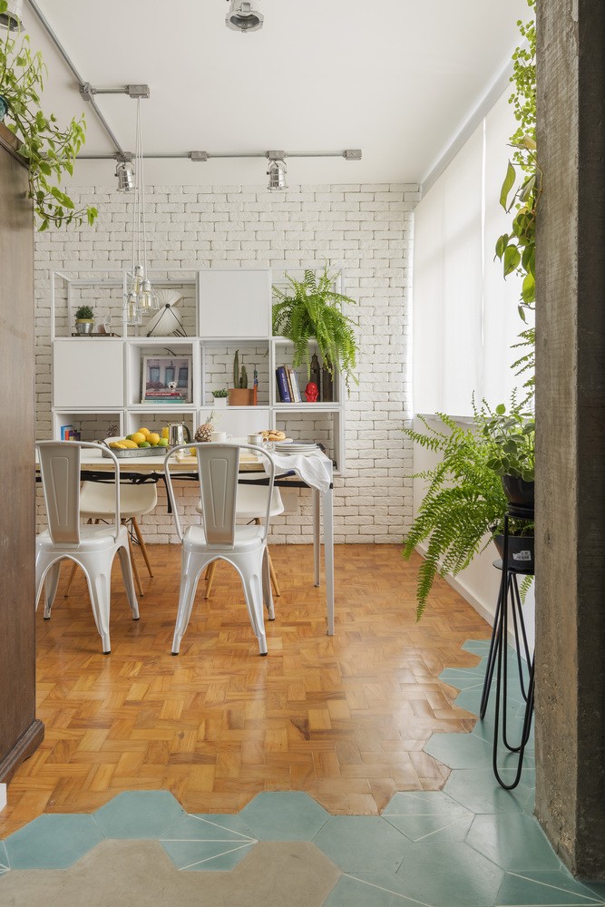 Décor do dia: sala de jantar branca com tijolinhos e mix de revestimentos (Foto: Rafael Renzo)