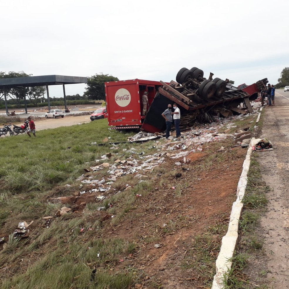 Empresa enviou outro caminhão para resgatar o que sobrou da carga — Foto: Defesa Civil de Talismã/Divulgação