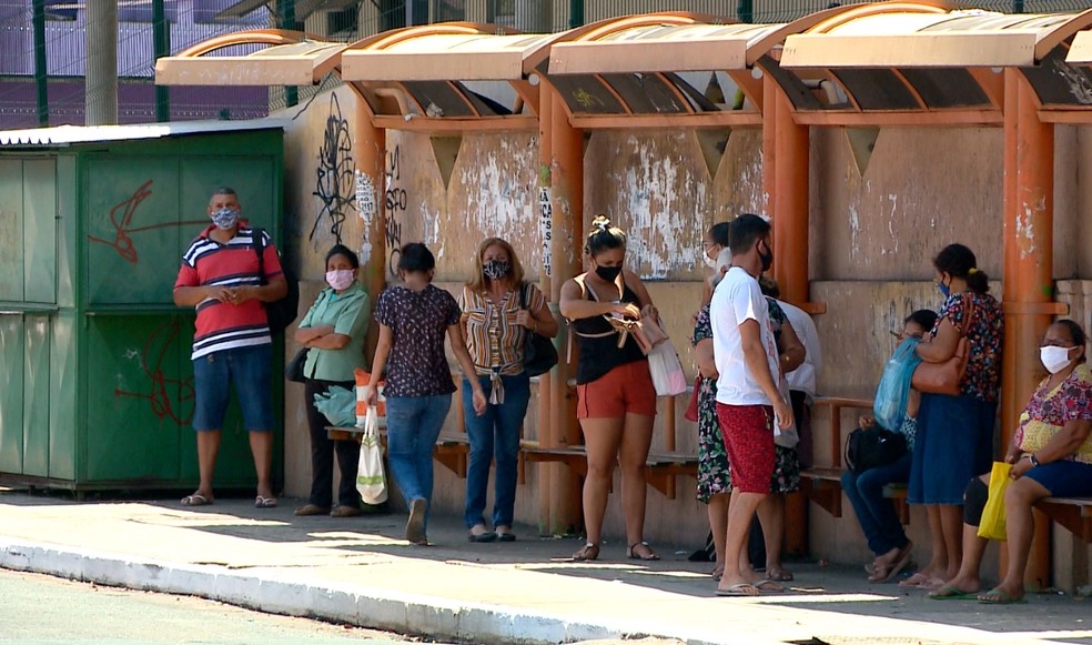 Passageiros esperam ônibus em parada no Centro de Teresina — Foto: Reprodução/TV Clube