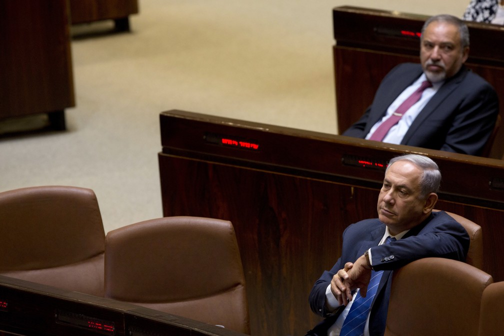Benjamin Netanyahu, primeiro-ministro de Israel, participa de sessão no Parlamento em 2019. Atrás dele, o ex-ministro da Defesa Avigdor Lieberman, líder do partido que rompeu com o governo — Foto: Sebastian Scheiner/Arquivo/AP Photo