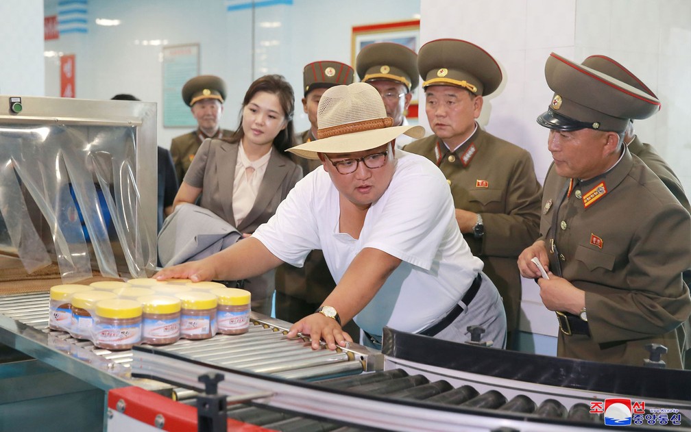 O lÃ­der norte-coreano Kim Jong-Un visita uma fÃ¡brica, acompanhado por militares e por sua mulher, Ri Sol-ju, em foto nÃ£o datada divulgada pela agÃªncia estatal KCNA (Foto: KCNA via Reuters)