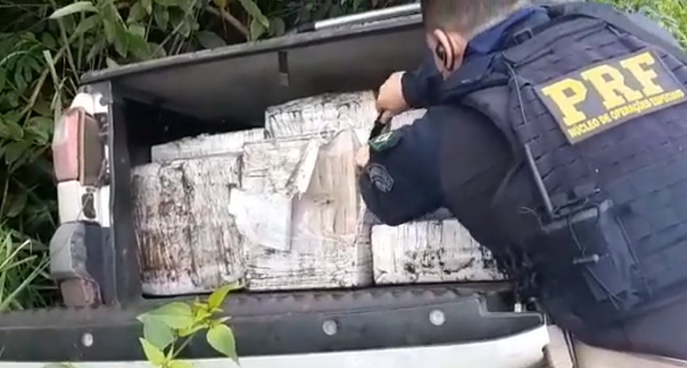 Agentes da Polícia Rodoviária Federal (PRF) apreenderam aproximadamente 400 quilos de maconha na manhã desta quinta-feira (22) — Foto: Divulgação/PRF