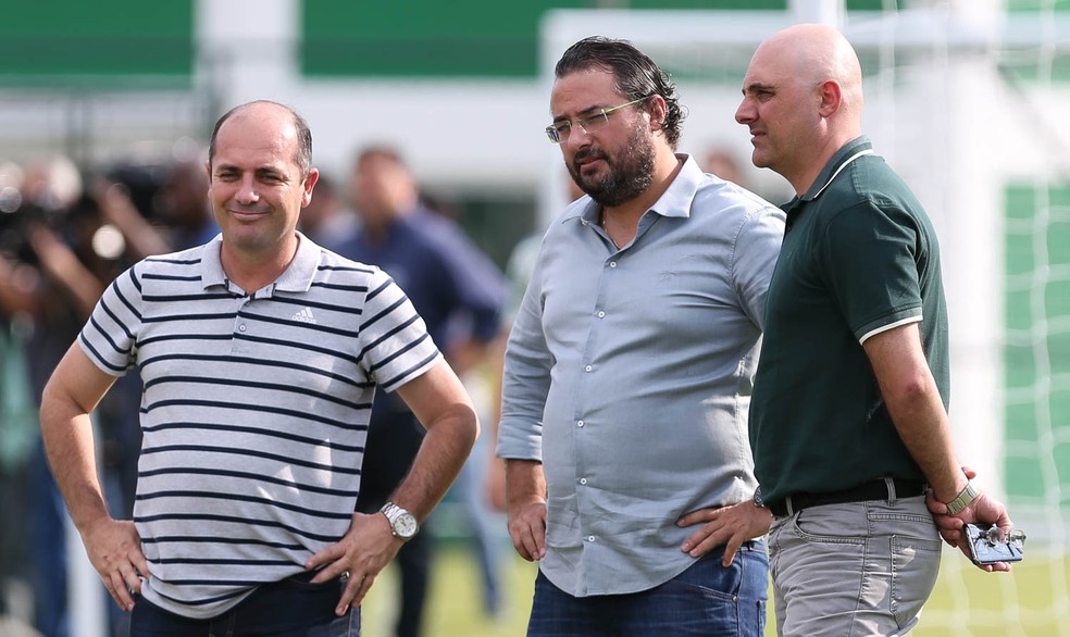 Alexandre Mattos (ao centro) é quem comanda as negociação do Palmeiras — Foto: Cesar Greco / Ag. Palmeiras