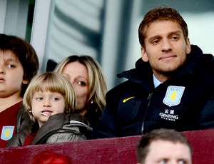 Stiliyan Petrov assiste a partida do Chelsea contra o Aston Villa (Foto: Getty Images)
