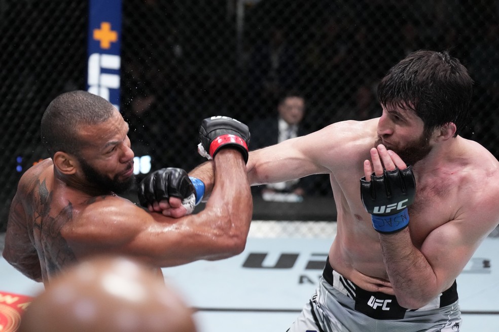Magomed Ankalaev (dir.) acerta um cruzado de direita em Thiago Marreta (esq.) — Foto: Chris Unger/Zuffa LLC/Getty Images