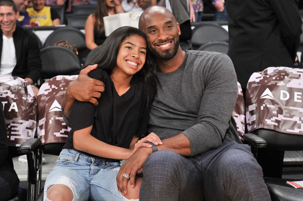 LOS ANGELES, CALIFORNIA - NOVEMBER 17: Kobe Bryant and his daughter Gianna Bryant attend a basketball game between the Los Angeles Lakers and the Atlanta Hawks at Staples Center on November 17, 2019 in Los Angeles, California. (Photo by Allen Berezovsky/G (Foto: Getty Images)