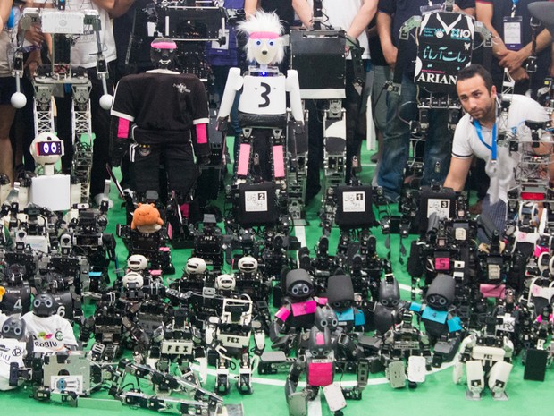 Robôs que competem na RoboCup posam para foto (Foto: Valdecir Becker/RoboCup/UFPB)