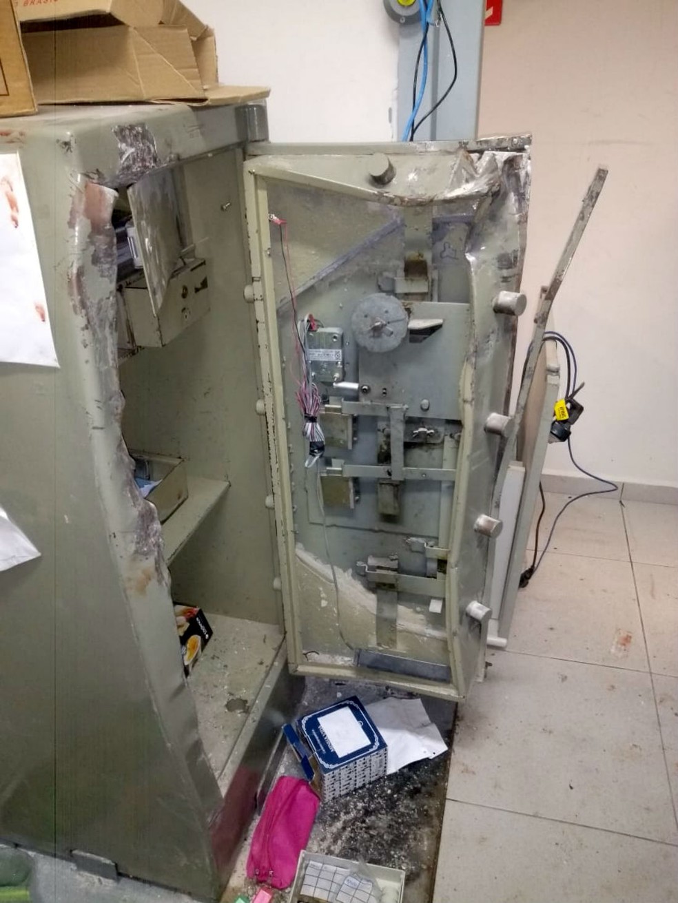 Cofre foi arrombado e criminosos levaram documentos e envelope com R$ 30 mil em dinheiro, segundo a PM — Foto: Polícia Militar/Divulgação