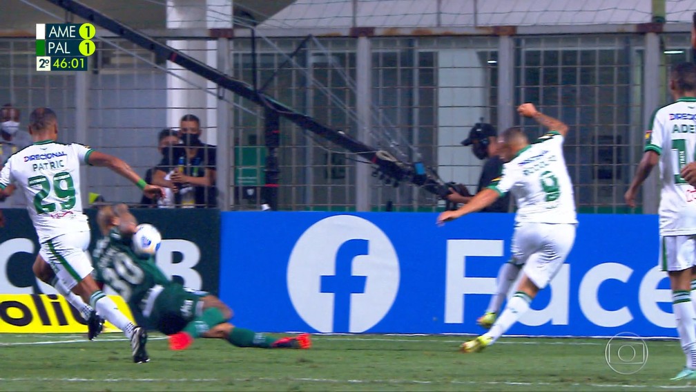 Pênalti de Felipe Melo em América-MG x Palmeiras — Foto: Reprodução