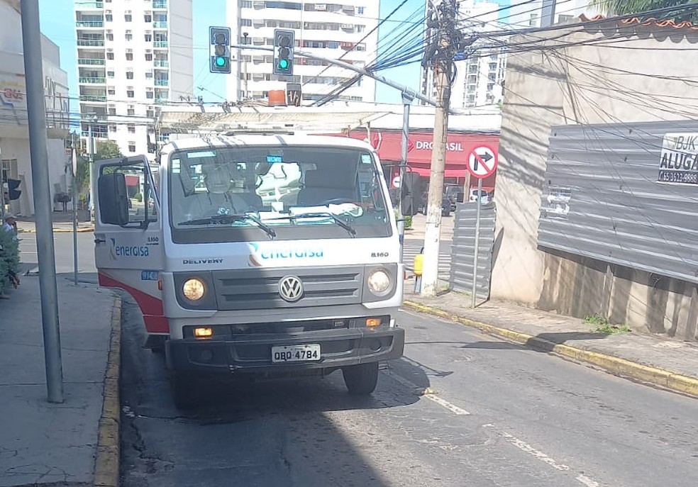 Concessionária de energia foi acionada após poste ser destruído — Foto: Divulgação