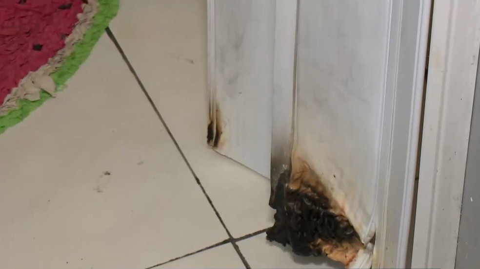 Homem tentou colocar fogo na casa com a família dentro na Serra, ES — Foto: Reprodução/TV Gazeta