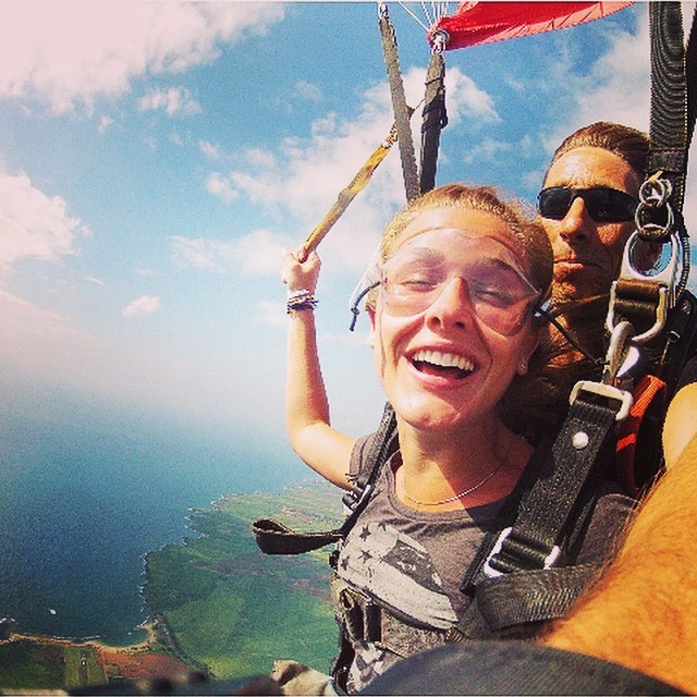 Fiorella pula de paraquedas (Foto: Instagram)