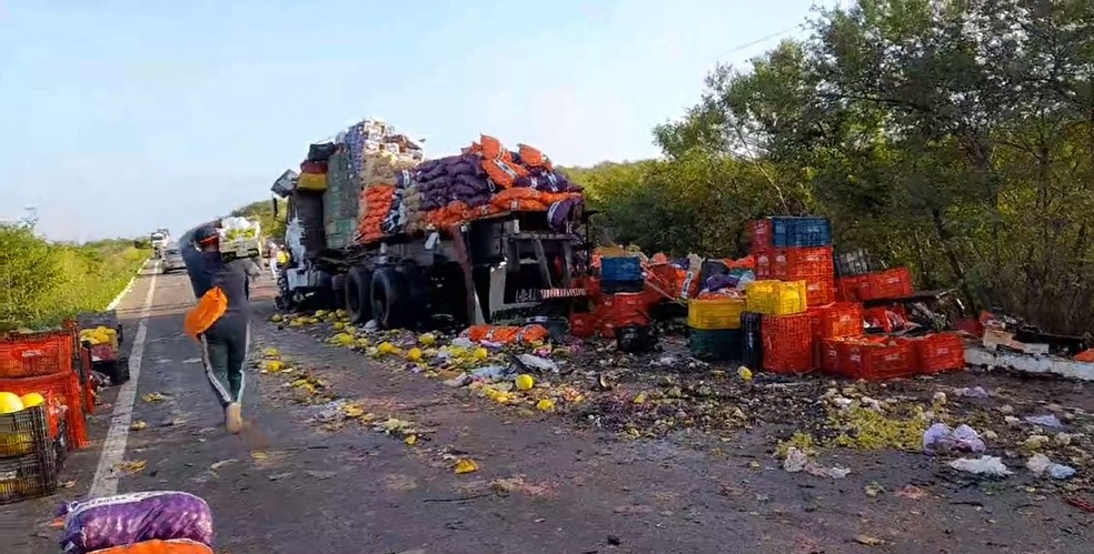 Apesar da gravidade do acidente envolvendo três veículos em Crateús, ninguém morreu — Foto: TV Zap News/Reprodução