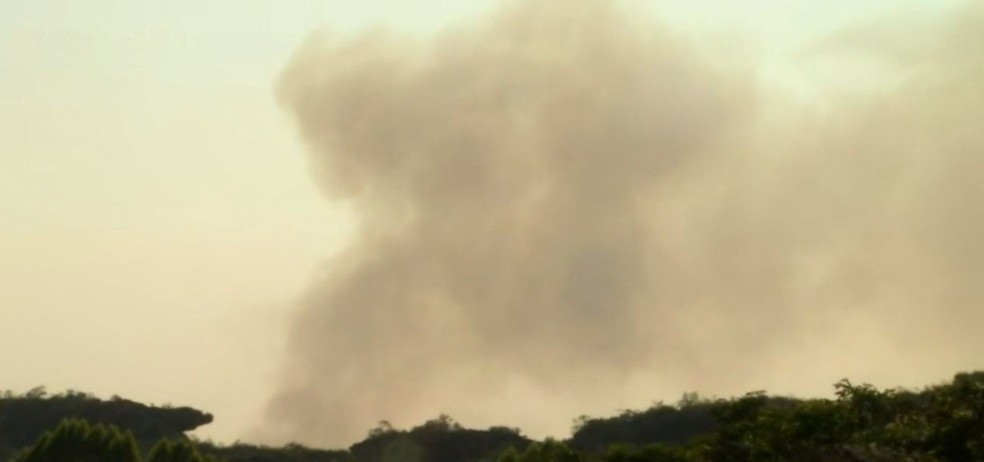 Densa fumaça paira na Chapada Diamantina (BA) neste sábado (10) — Foto: Reprodução/TV Bahia