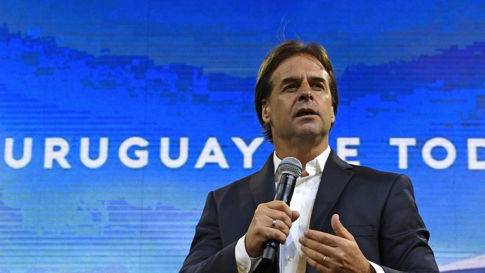 Candidato à presidência do Partido Nacional do Uruguai, Luis Lacalle, discursa para apoiadores no domingo (24)  