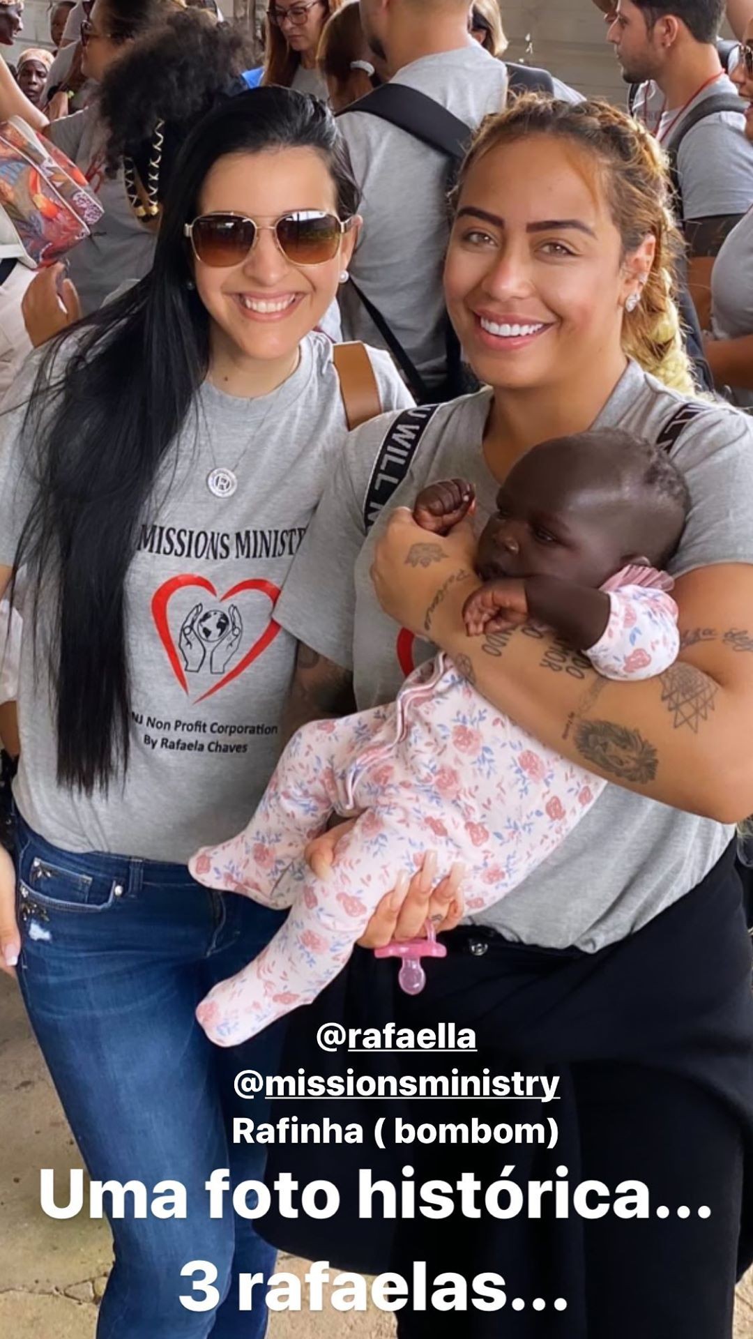 Rafaella posa com xarás durante missão missionária  (Foto: Reprodução Instagram)