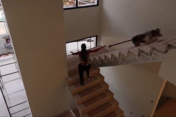 Simone mostra escadaria da mansão de quatro andares (Foto: Reprodução/YouTube)