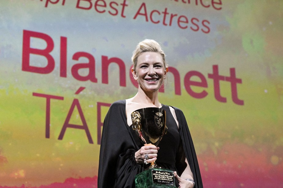 Cate Blanchett é premiada em Veneza