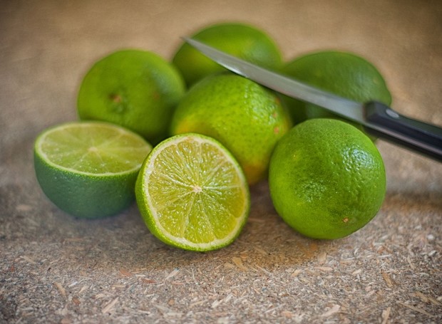 O limão verde é a variedade da fruta mais comum no Brasil (Foto: Pixabay/Edar/CreativeCommons)