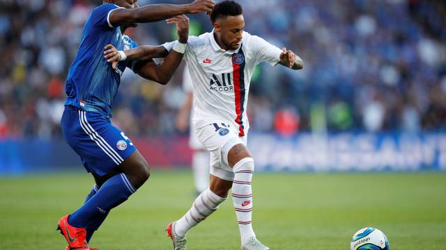 Neymar em ação pelo PSG diante do Strasbourg