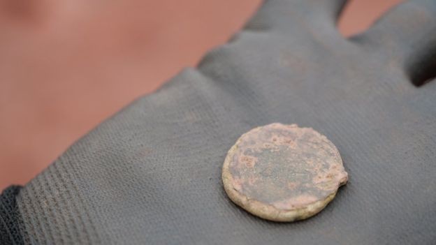 Objetos também foram encontrados no local, dentre eles moedas (Foto: Exeter city council)