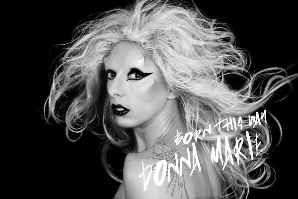 Donna Marie Trego é tão fã de Lady Gaga que faz versões cover de sua música e se veste com roupas semelhantes às da cantora de ‘Born This Way’. Ela afirmou já ter gasto por volta de US$ 100 mil em cirurgia plásticas para se parecer com Gaga.  (Foto: Divulgação)