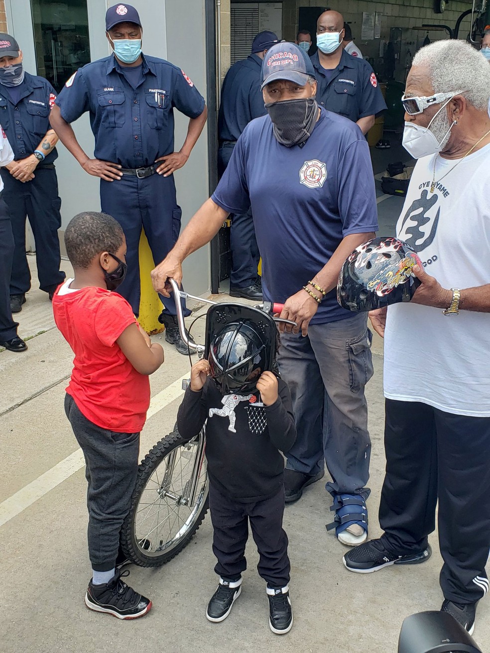 Garoto De Sete Anos E Homenageado Por Bombeiros Apos Salvar Vida Da Mae Em Chicago Mundo G1