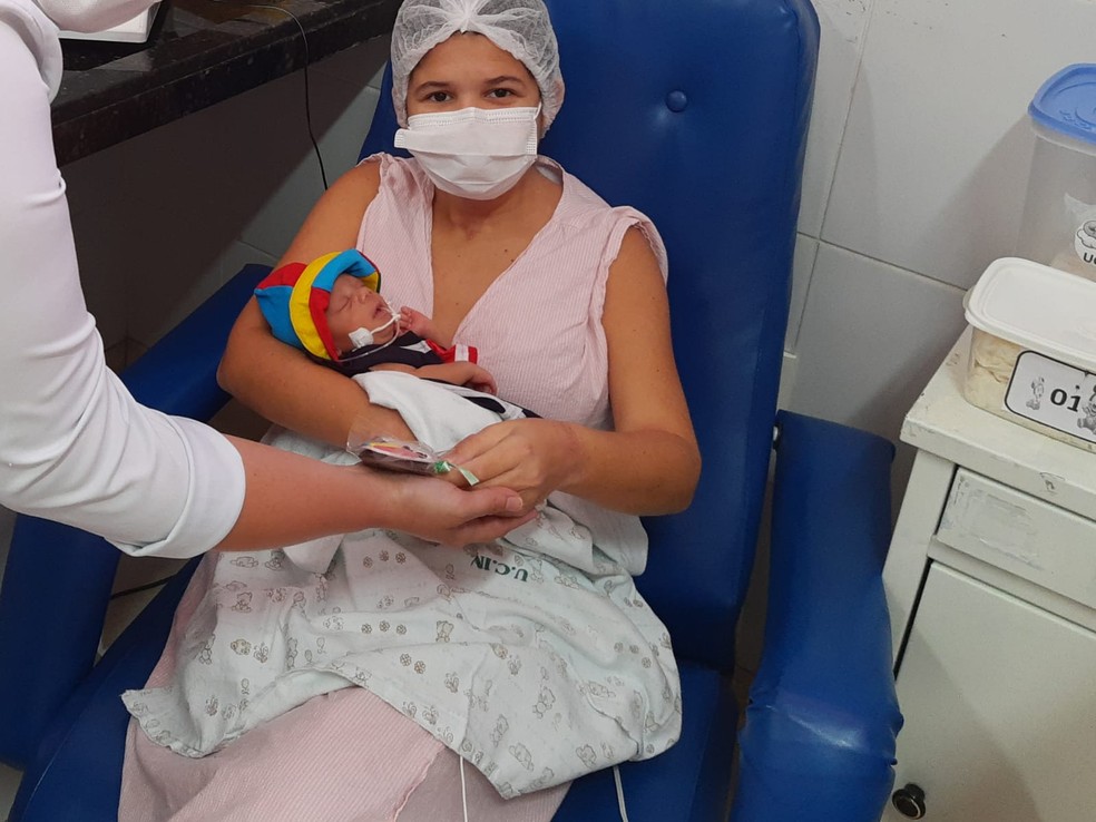 Bebê fantasiados de Quico em UTI de hospital na PB — Foto: Divulgação / Ascom Edson Ramalho