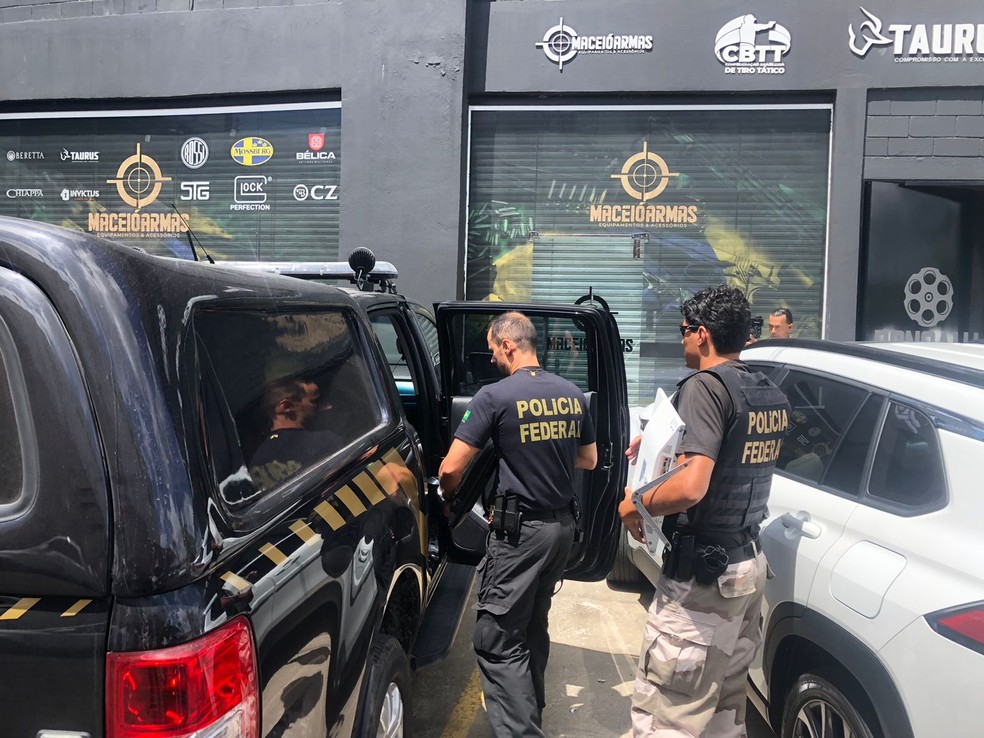 Polícia Federal apreende computadores e documentos em loja de armas em Maceió — Foto: Nick Marone/TV Gazeta