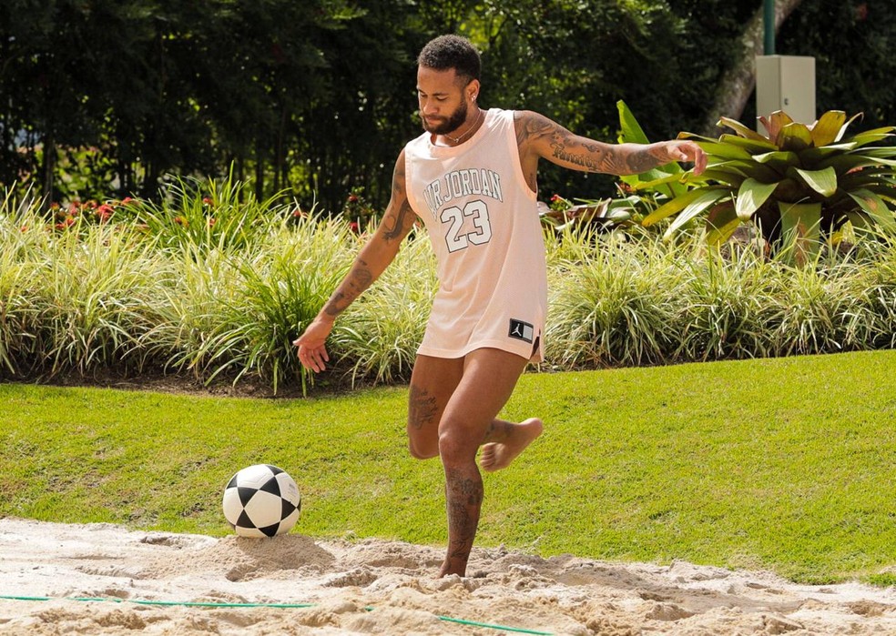 Neymar treino futevôlei Mangaratiba — Foto: Divulgação