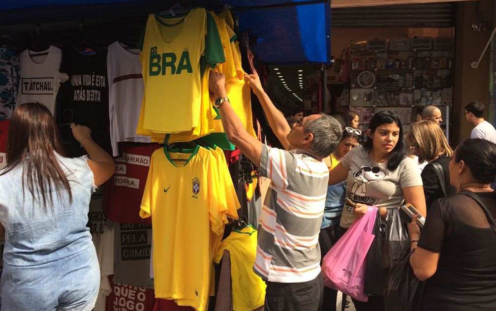Severino DamiÃ£o analisa na 25 de MarÃ§o camisas do Brasil para dar de presente  (Foto: Roney Domingos/ G1)