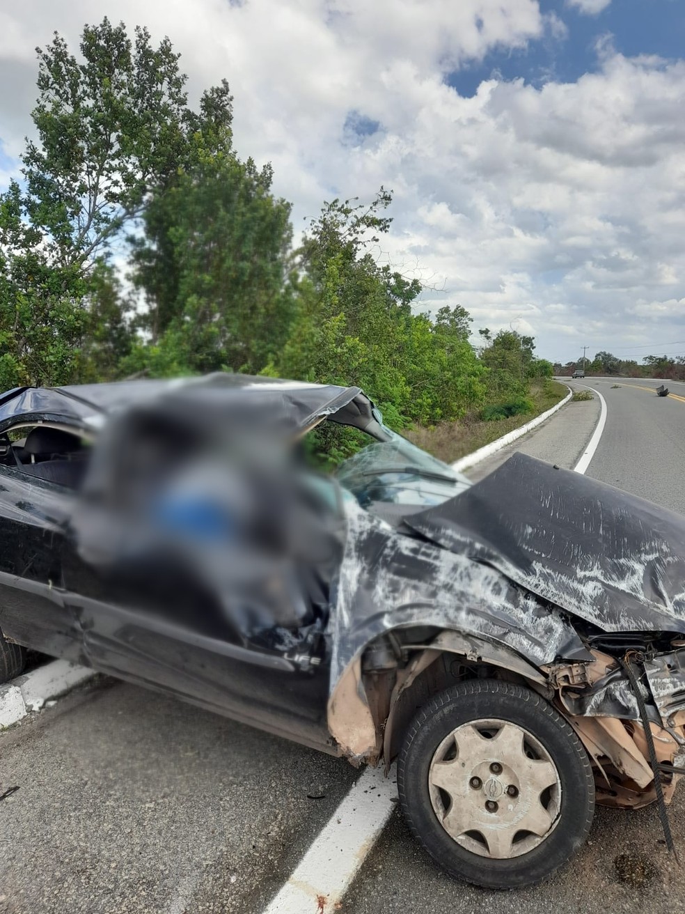 Uma das vítimas chegou a ser arremessada para fora do automóvel. — Foto: Divulgação/Polícia Rodoviária Federal